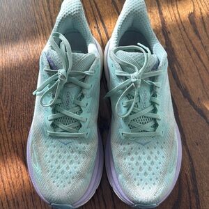 Women’s HOKA Clifton 9 shoes!!